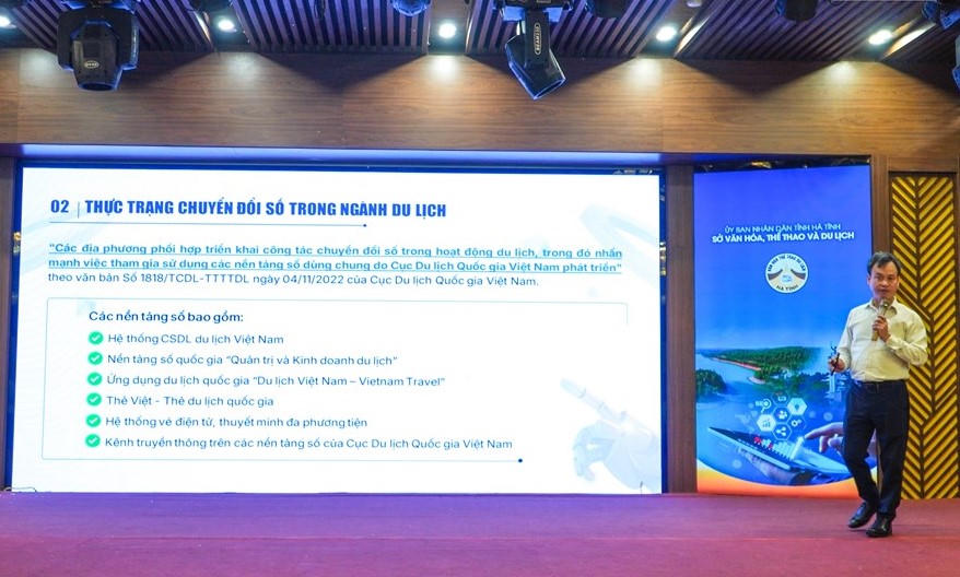 Cán bộ Cục Du lịch Quốc gia Việt Nam hướng dẫn các doanh nghiệp sử dụng các phần mềm, nền tảng số phục vụ quản lý và kinh doanh.