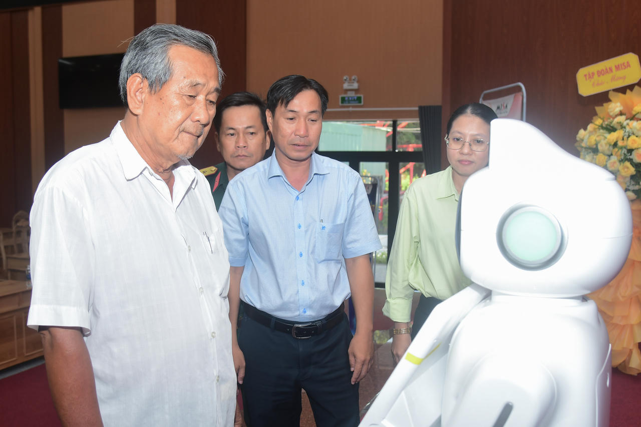 Chủ tịch UBND phường Hà Tiên - cùng đơn vị liên quan vận hành hệ thống trí tuệ nhân tạo phục vụ hành chính công