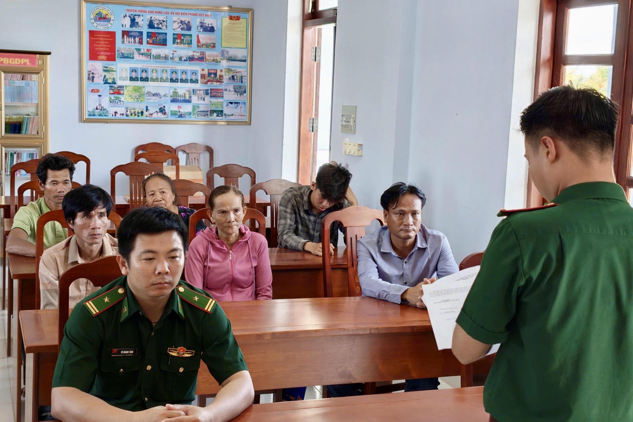 Bộ đội biên phòng Cà Mau ứng cứu, hỗ trợ 2 thuyền viên trôi dạt 