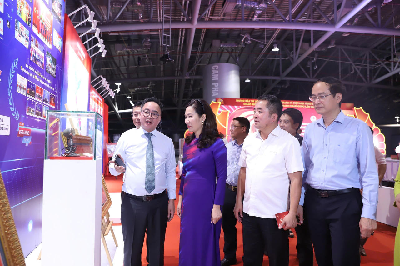 Khai mạc không gian trưng bày “Phát thanh vì Việt Nam hùng cường, thịnh vượng” tại Quảng Ninh