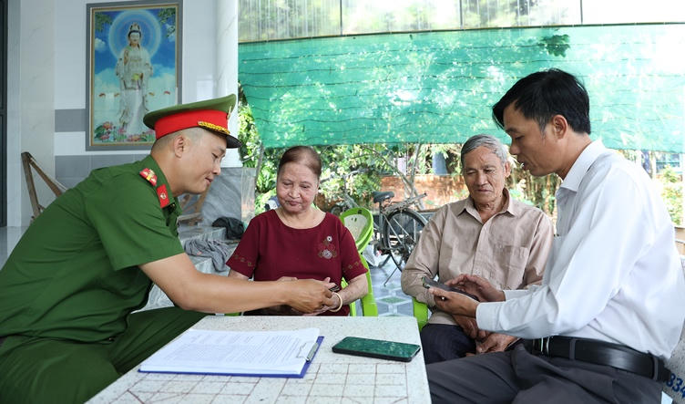 An Giang: Công an phường Mỹ Thới gần dân hơn qua nhóm Zalo cộng đồng