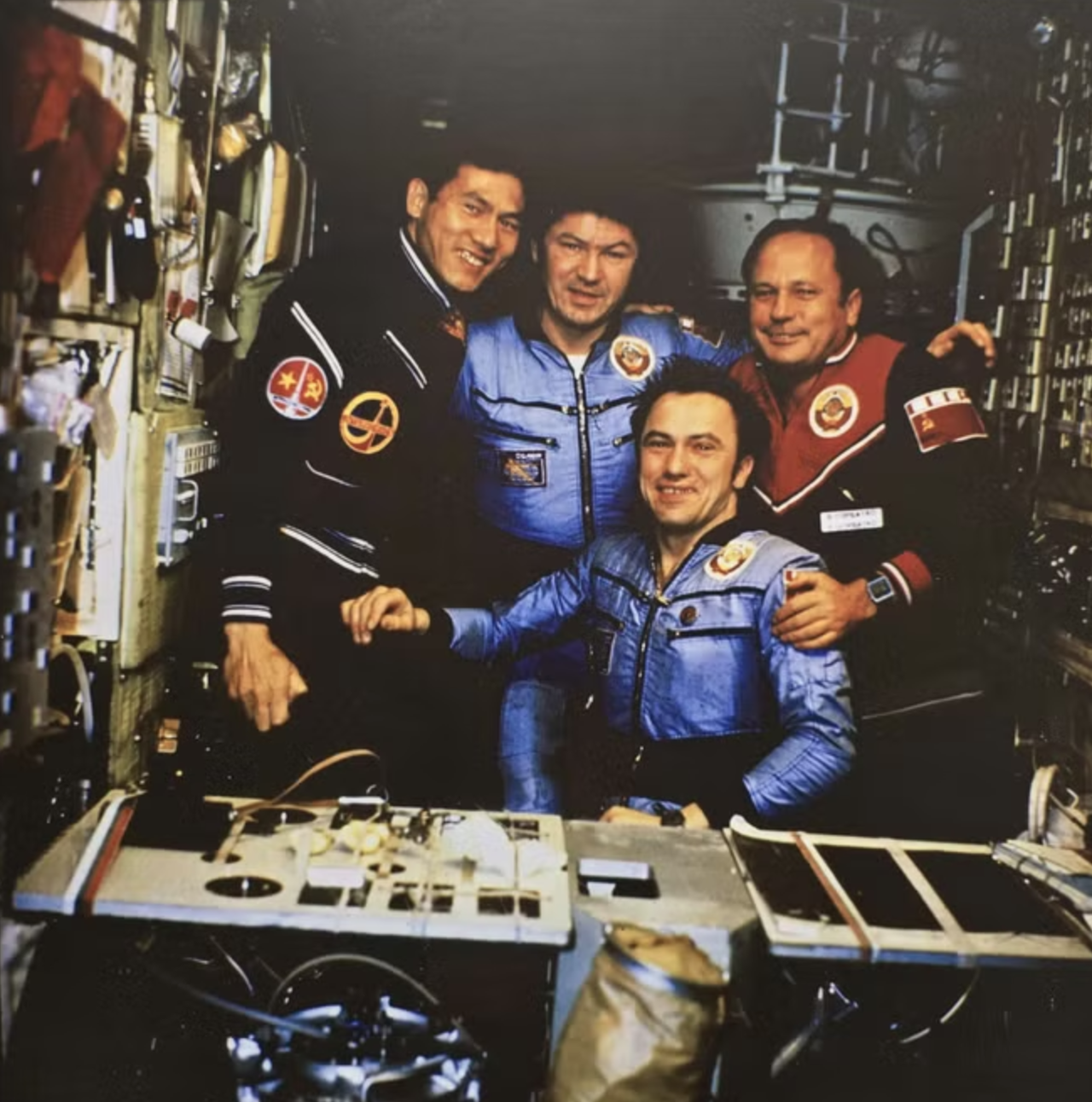 Các phi hành gia Viktor Gorbatko (áo đỏ), Phạm Tuân hội ngộ với Leonid Popov và Valery Ryumin trên trạm Salyut 6 chụp kỷ niệm. (Ảnh: Lưu trữ Liên bang Nga).