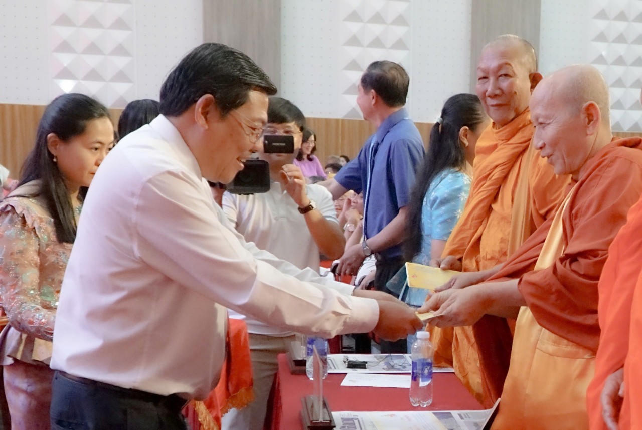 Ông Ngô Công Thức - Phó Chủ tịch UBND tỉnh An Giang trao quà mừng năm mới đến các vị chức sắc.