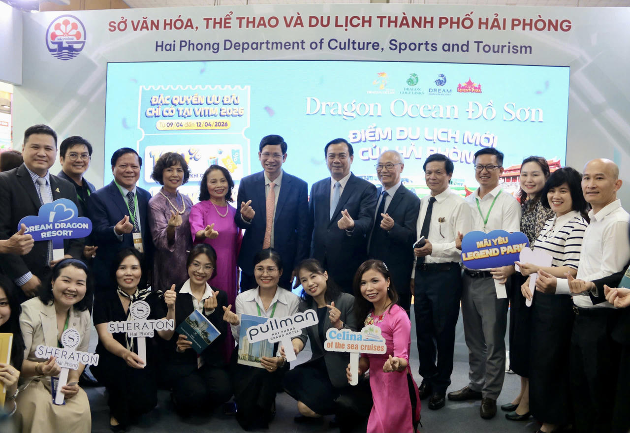 Thứ trưởng Bộ Văn hóa, Thể thao và Du lịch Hồ An Phong cùng các đại biểu tại gian hàng Hải Phòng.