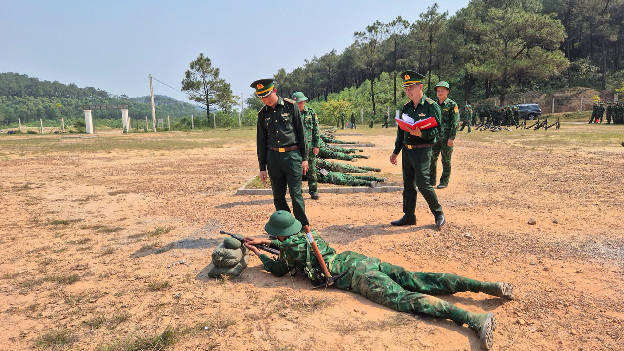 Đoàn kiểm tra, đánh giá chất lượng huấn luyện chiến sĩ mới trên thao trường.