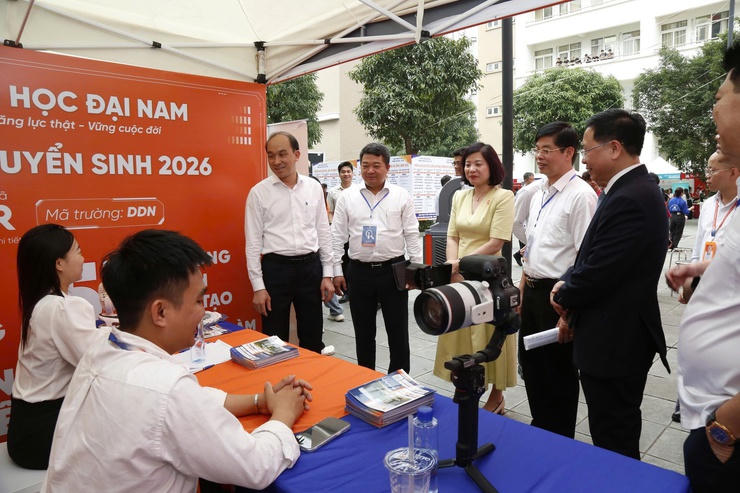 Các đại biểu tham quan tại Chương trình.