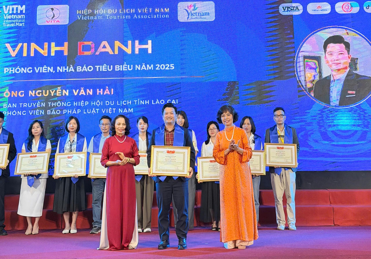 Phóng viên Báo Pháp luật Việt Nam nhận Bằng khen của Hiệp hội Du lịch Việt Nam