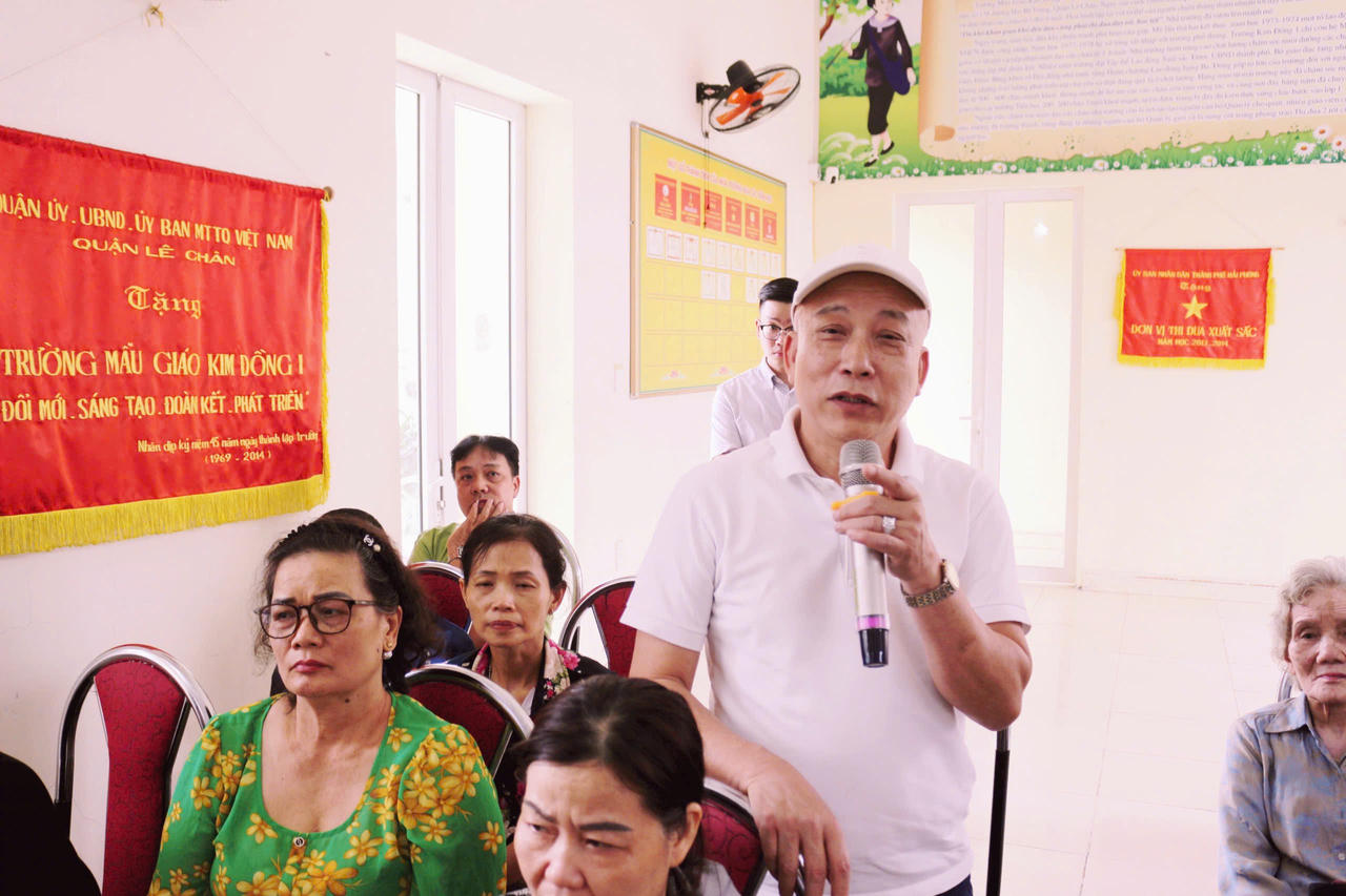 Đại diện hộ dân nêu ý kiến tại cuộc họp.