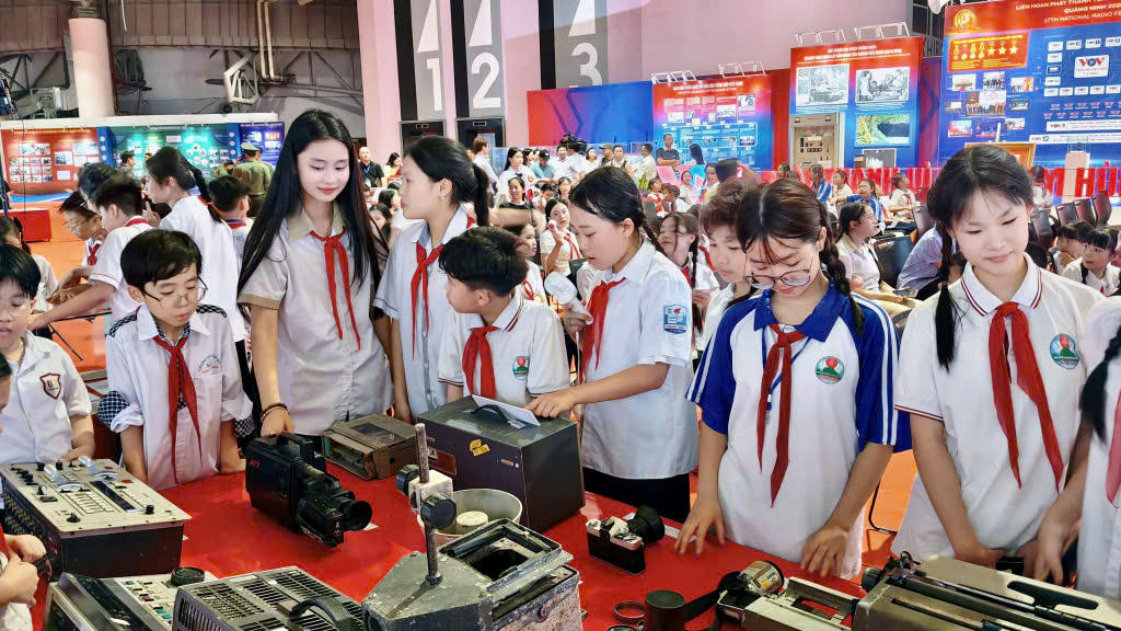 Khai mạc không gian trưng bày “Phát thanh vì Việt Nam hùng cường, thịnh vượng” tại Quảng Ninh