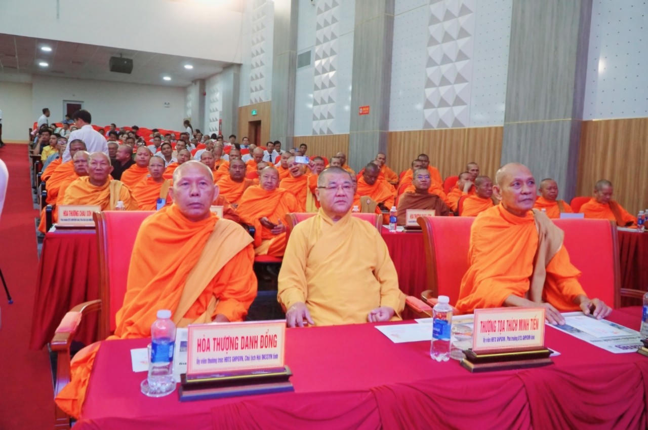 Các vị hòa thượng, thượng tọa, đại đức chư Tăng là lãnh đạo Ban Trị sự GHPG Việt Nam tỉnh, lãnh đạo Hội, trụ trì các chùa Phật giáo hệ phái Nam tông Khmer trong tỉnh An Giang tham dự 