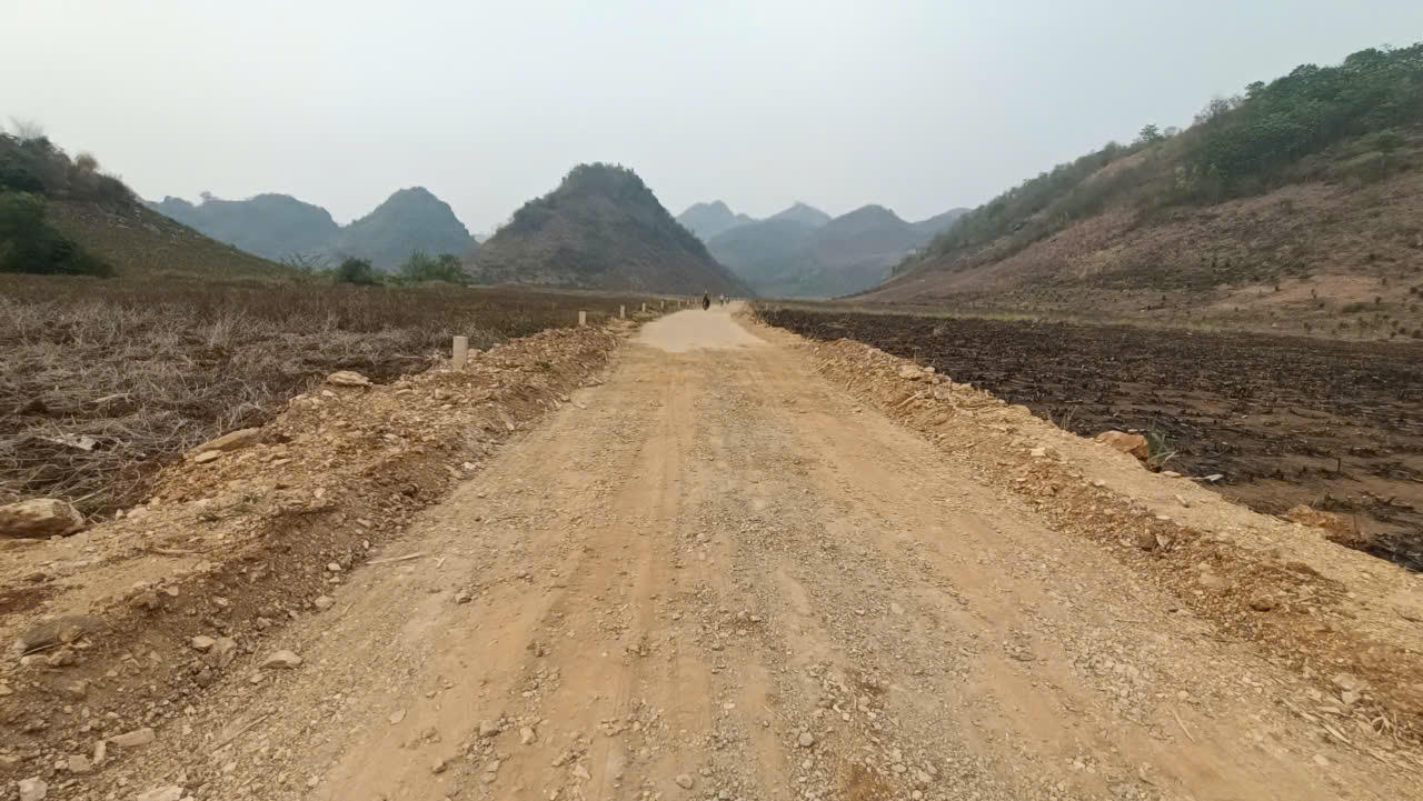 Một đoạn đường trên tuyến bị hư hỏng nặng nhà thầu phải bóc bê tông lên để sửa lại.