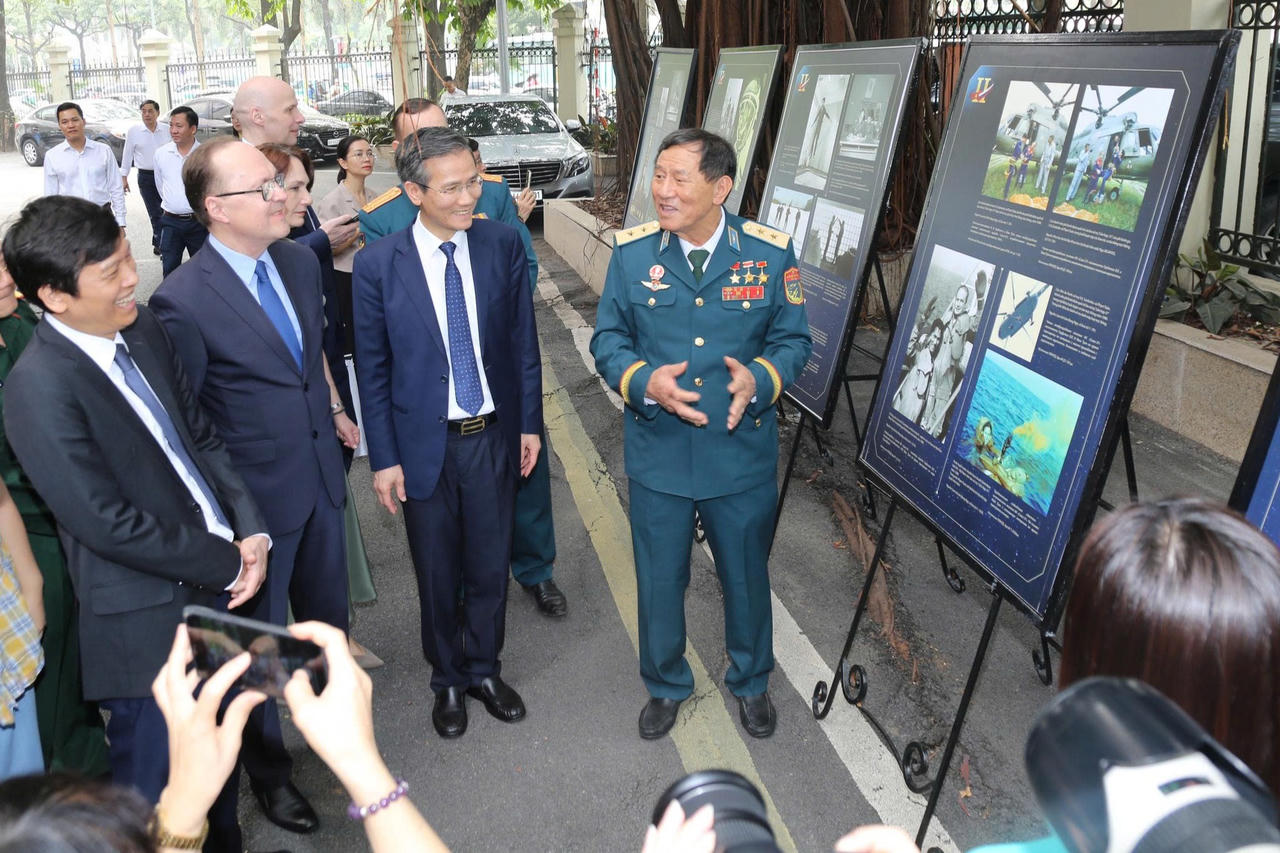 Trưng bày nhiều tư liệu quý về chuyến bay vào vũ trụ đầu tiên của người Việt Nam