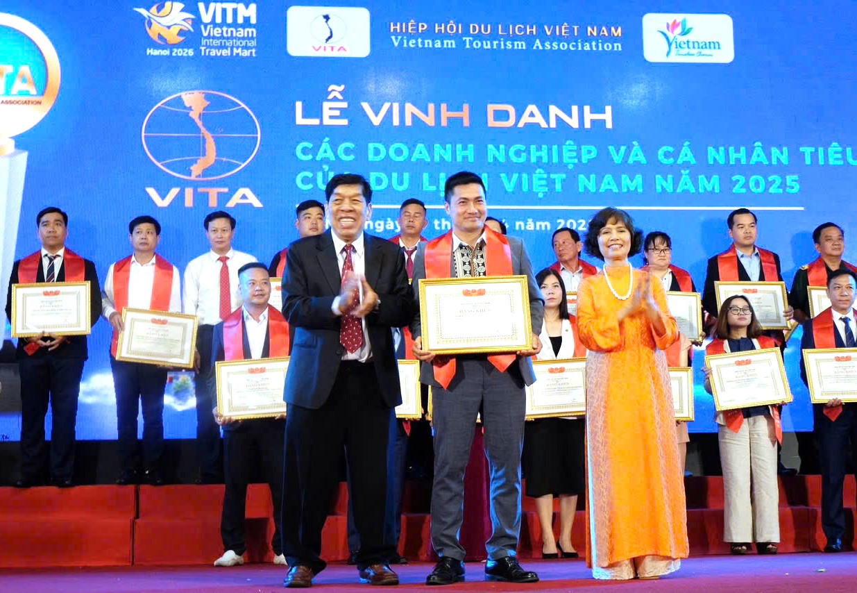 Ông Nguyễn Anh Vũ – Phó Chủ tịch Hiệp hội Du lịch tỉnh Lào Cai được vinh danh: Lãnh đạo Hiệp hội Du lịch xuất sắc, tiêu biểu năm 2025.