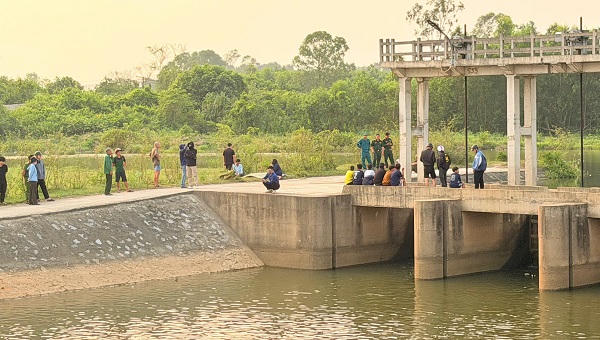 Nguy cơ mất an toàn khi học sinh tắm sông, hồ nước 