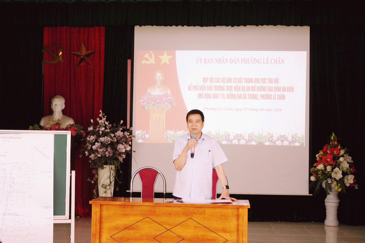 Phó Bí thư Đảng ủy, Chủ tịch UBND phường Lê Chân Phạm Văn Tân chủ trì cuộc họp.