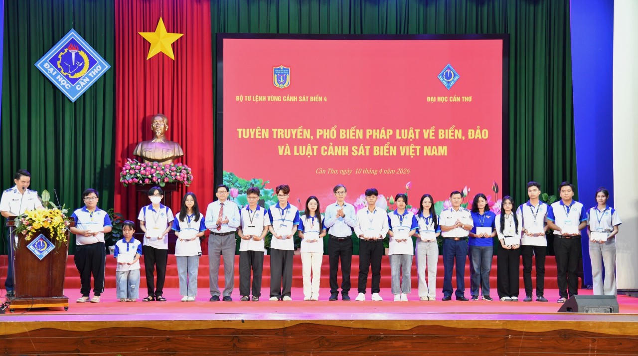 Đại tá Nguyễn Thái Dương - Ủy viên Ban Thường vụ Đảng ủy, Phó Chính ủy Bộ Tư lệnh Vùng Cảnh sát biển 4 và đại diện lãnh đạo các đơn vị trao tặng 15 suất quà tặng các em sinh viên có hoàn cảnh khó khăn.