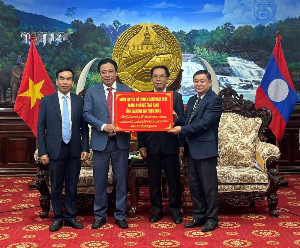 Lãnh đạo thành phố Huế trao quà chúc Tết Bunpimay tới tỉnh Salavan.