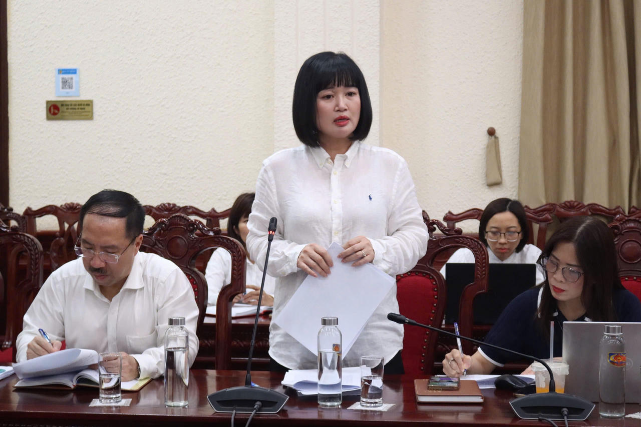 Phó Cục trưởng Cục Phổ biến, giáo dục pháp luật và Trợ giúp pháp lý Ngô Quỳnh Hoa trình bày dự thảo.