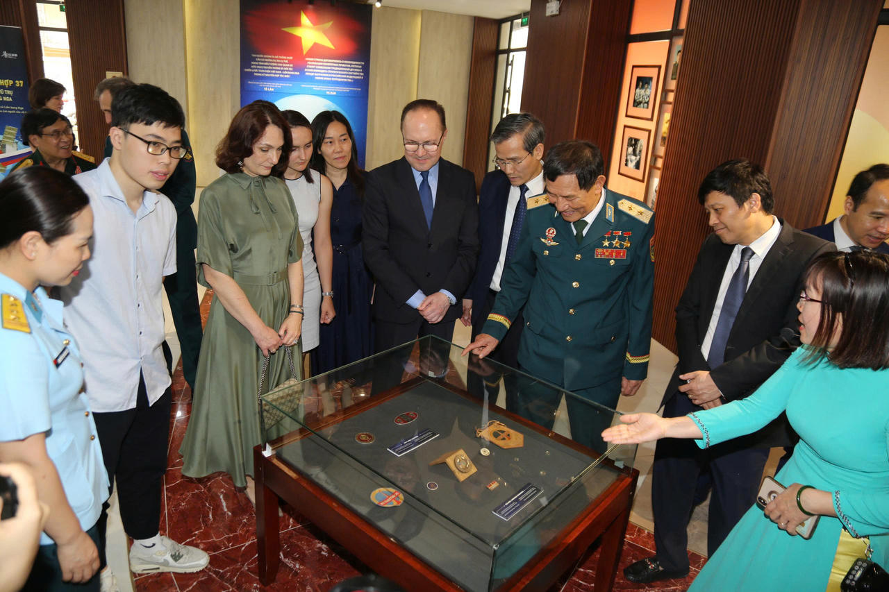 Các đại biểu tham quan không gian trưng bày "Chuyến bay Liên hợp 37 - Biểu tượng hợp tác vũ trụ Việt Nam - Liên bang Nga".