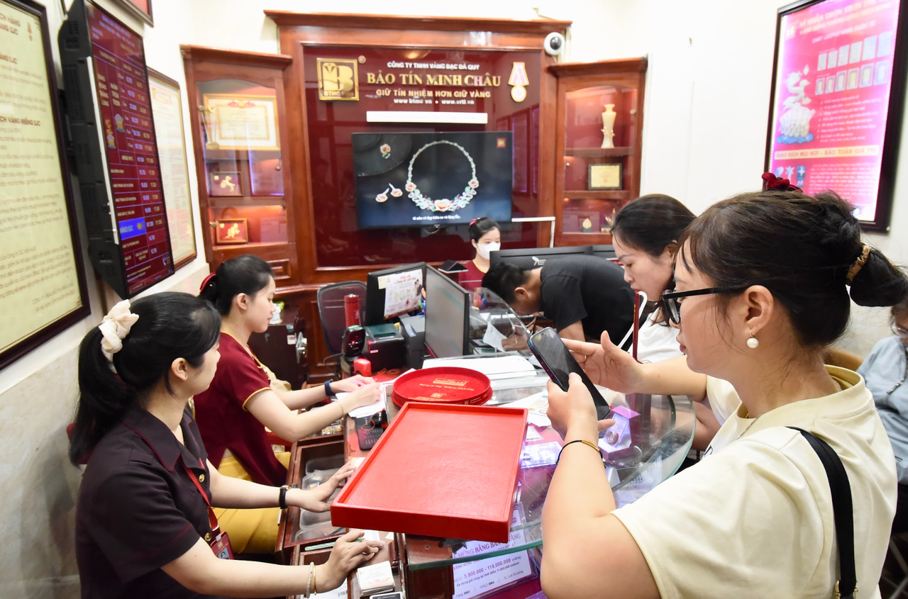 Hoạt động giao dịch mua bán vàng tại Bảo Tín Minh Châu diễn ra ổn định, bình thường