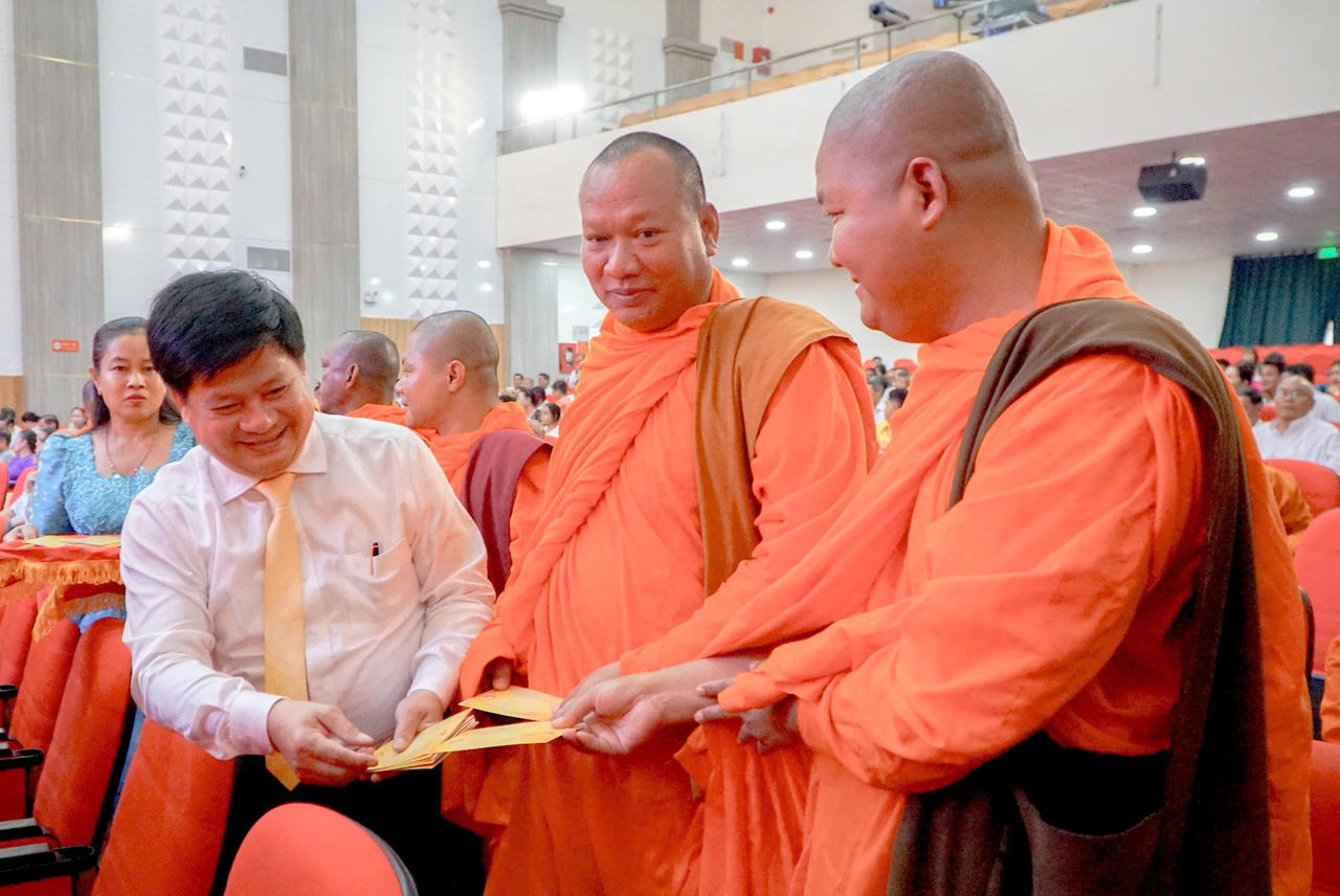 Ông Tống Phước Trường - Trưởng ban Tuyên giáo và Dân vận Tỉnh ủy trao tận tay các vị chức sắc món quà mừng Tết cổ truyền của đồng bào Khmer