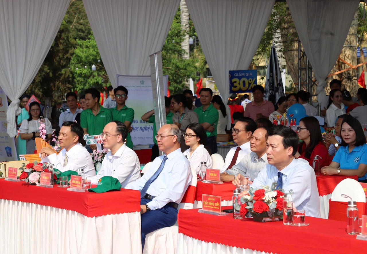 Các đại biểu tham dự chương trình