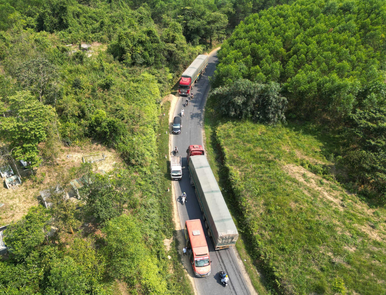 Cấm xe sơ-mi rơ-moóc và xe kéo rơ-moóc lưu thông ban ngày trên Quốc lộ 49 tại Huế 