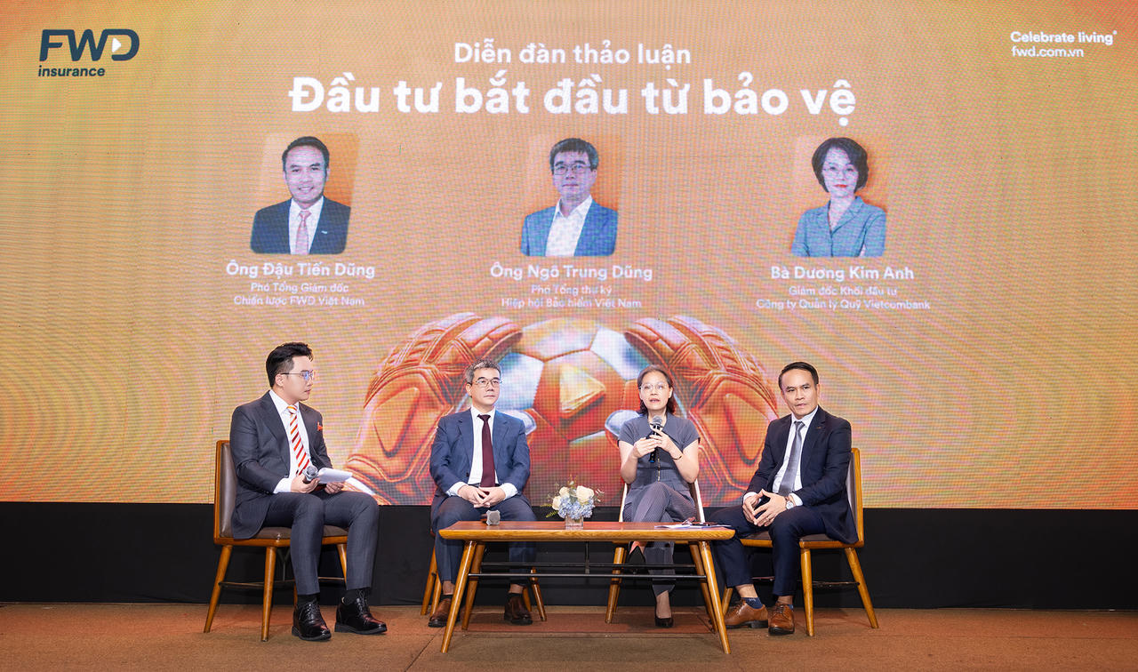 (Từ phải qua) Ông Đậu Tiến Dũng - Phó Tổng Giám đốc Chiến lược FWD Việt Nam, bà Dương Kim Anh - Giám đốc Khối đầu tư, Công ty Quản lý Quỹ Vietcombank, và ông Ngô Trung Dũng - Phó Tổng Thư ký Hiệp hội Bảo hiểm Việt Nam cùng thảo luận về chủ đề “Đầu tư bắt đầu từ bảo vệ”. Ảnh: Viết Quý