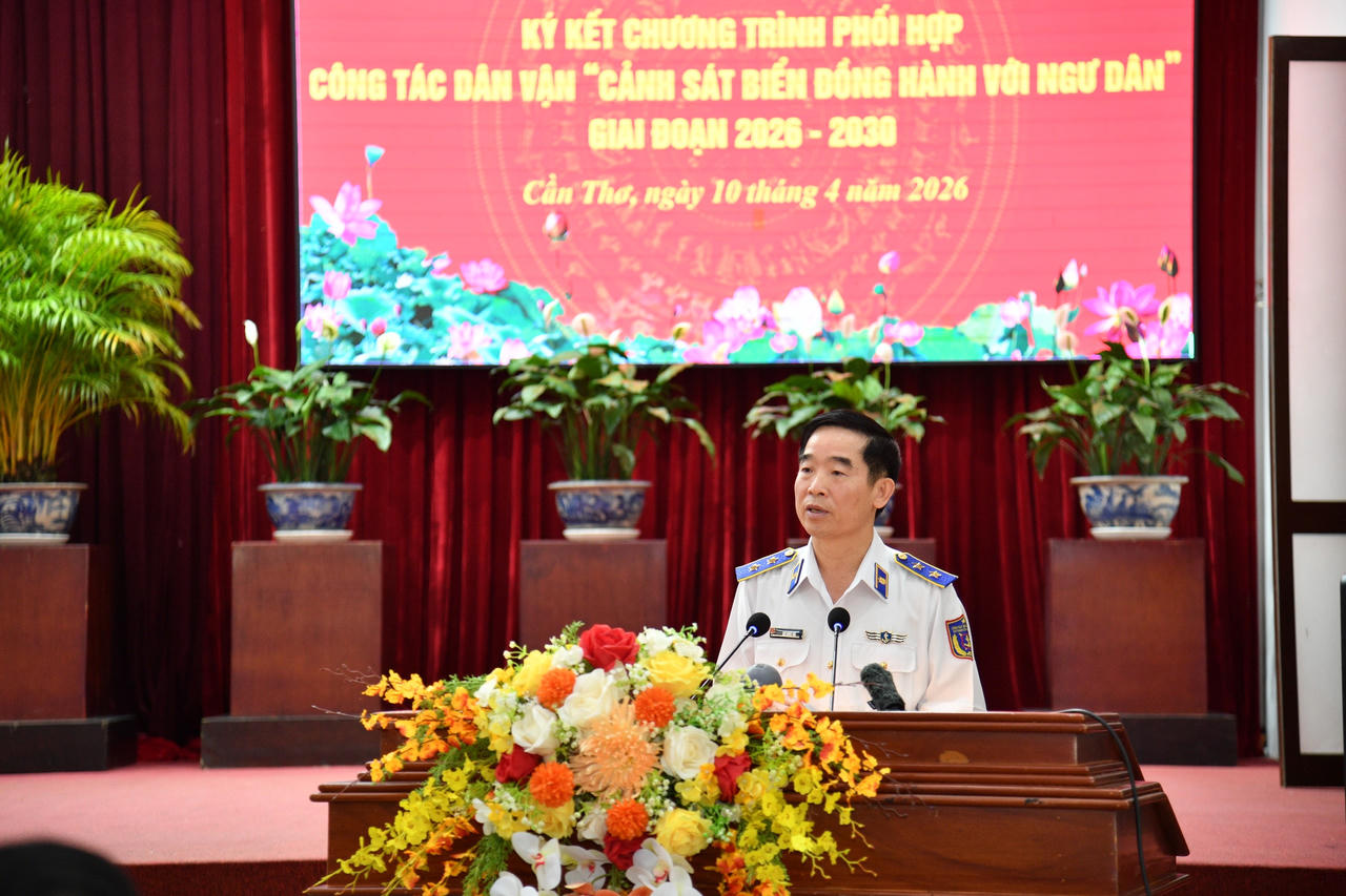 Trung tướng Bùi Quốc Oai - Bí thư Đảng ủy, Chính ủy Cảnh sát biển Việt Nam phát biểu tại Hội nghị.