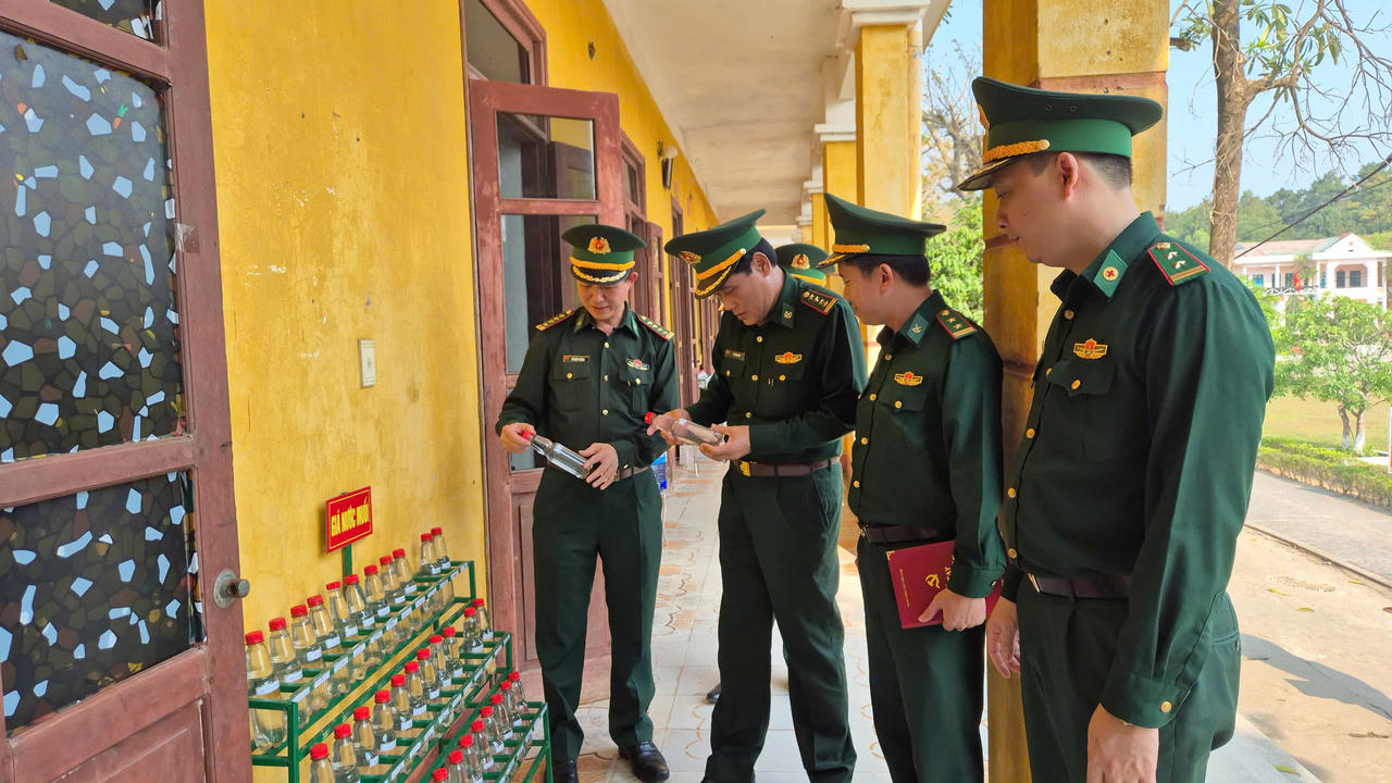 Giá nước muối là mô hình đầu tiên được thực hiện tại nơi ở của chiến sĩ mới, BĐBP Quảng Trị.