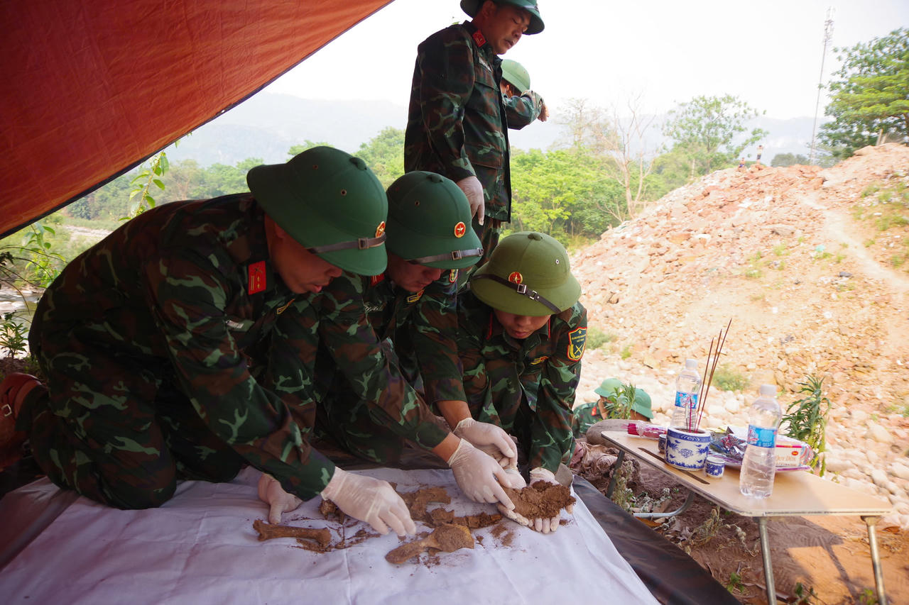 Nâng niu từng di cốt, lặng lẽ tri ân những người đã ngã xuống vì Tổ quốc.