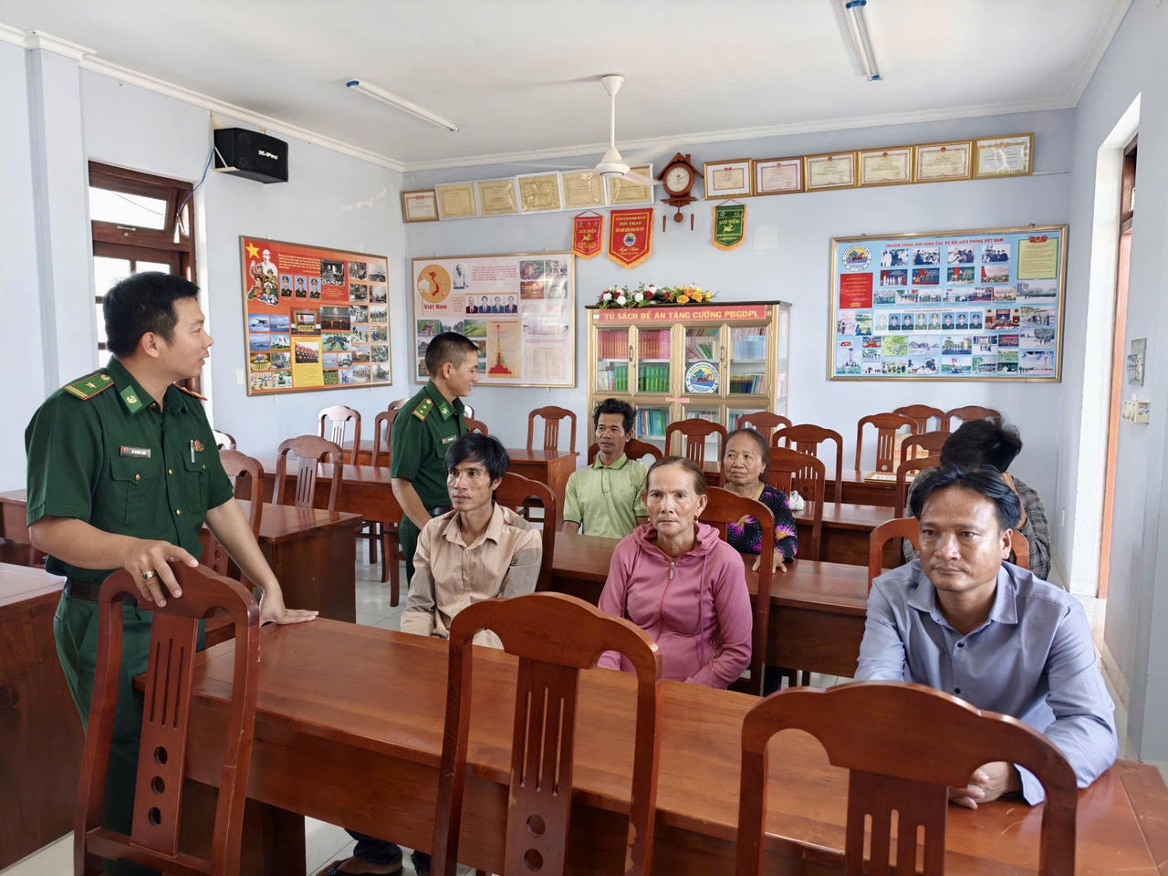 Ban Chỉ huy Đồn Biên phòng Tân Tiến gặp gỡ, trao đổi trao thông tin với gia đình của 2 thuyền viên. Ảnh: Thiên Bảo