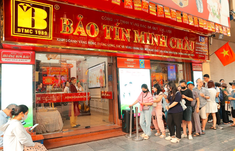 Khách đến giao dịch vàng tại các cửa hàng Bảo Tín Minh Châu vẫn đông đúc.