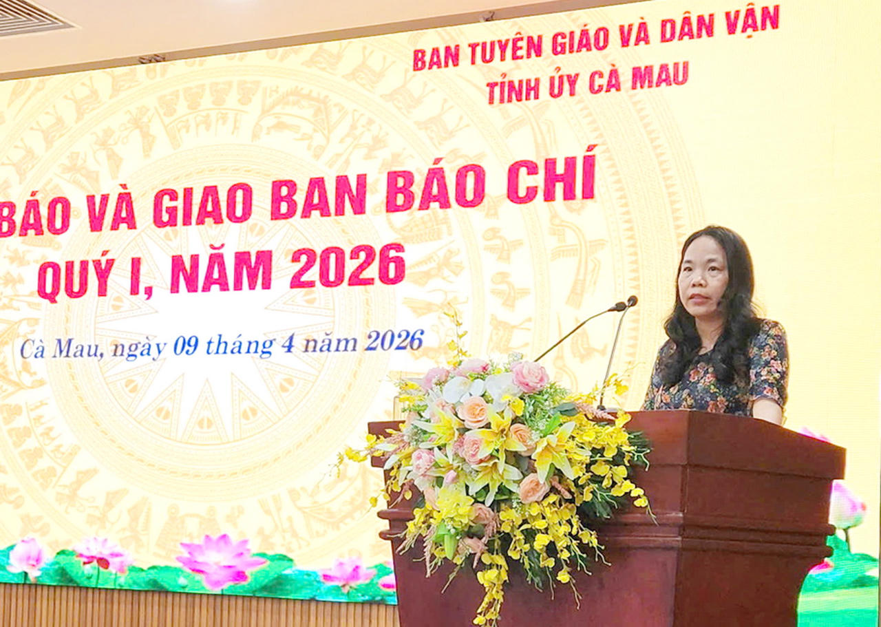 Bà Đoàn Thị Thanh Phượng - Trưởng phòng Tổng hợp, Sở Tài chính Cà Mau, thông tin về tình hình phát triển kinh tế - xã hội.