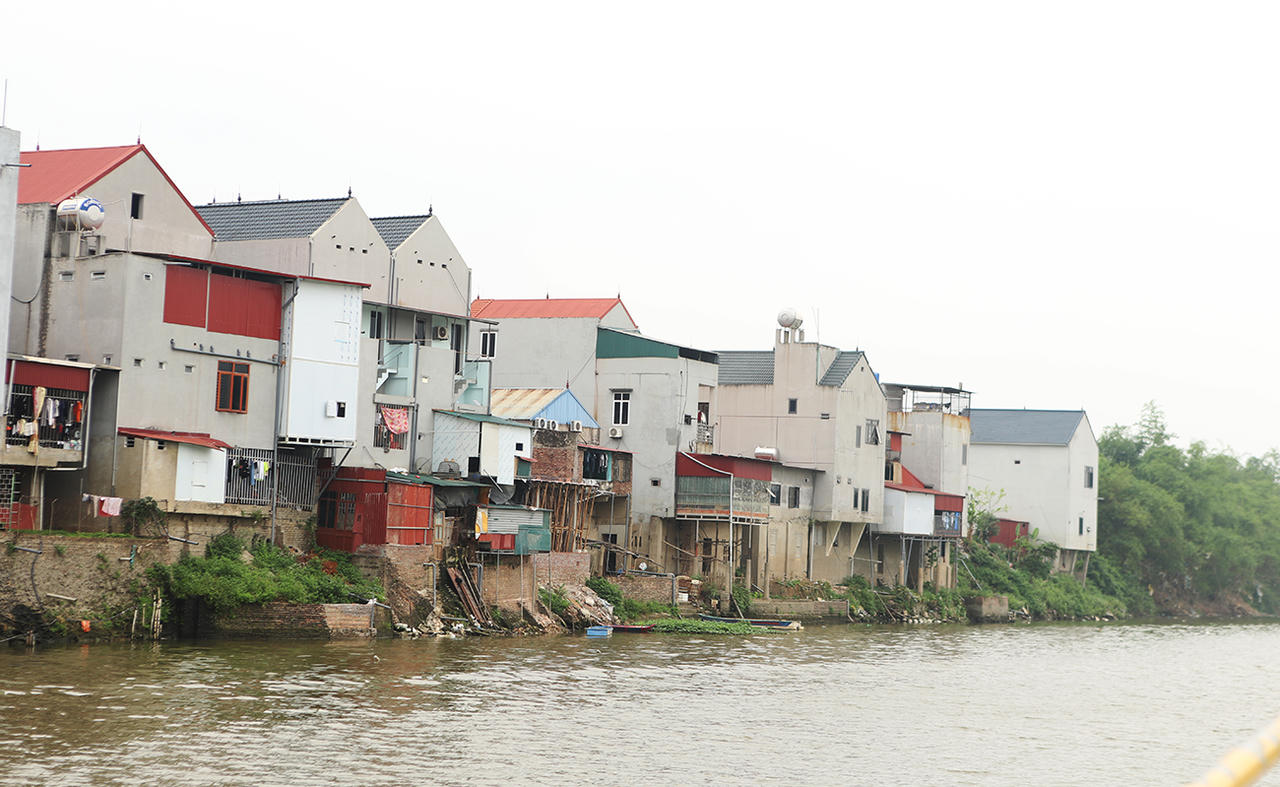 Một số hộ dân sinh sống sát mép sông Cầu, tiềm ẩn nguy cơ mất an toàn.