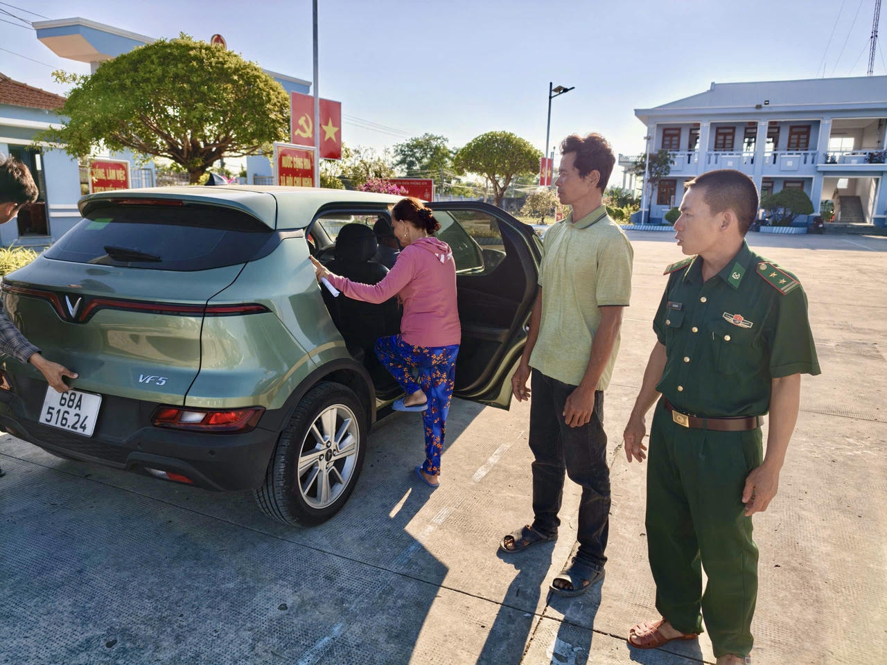 Hai thuyền viên trôi dạt trên biển được trở về với gia đình. Ảnh: Thiên Bảo