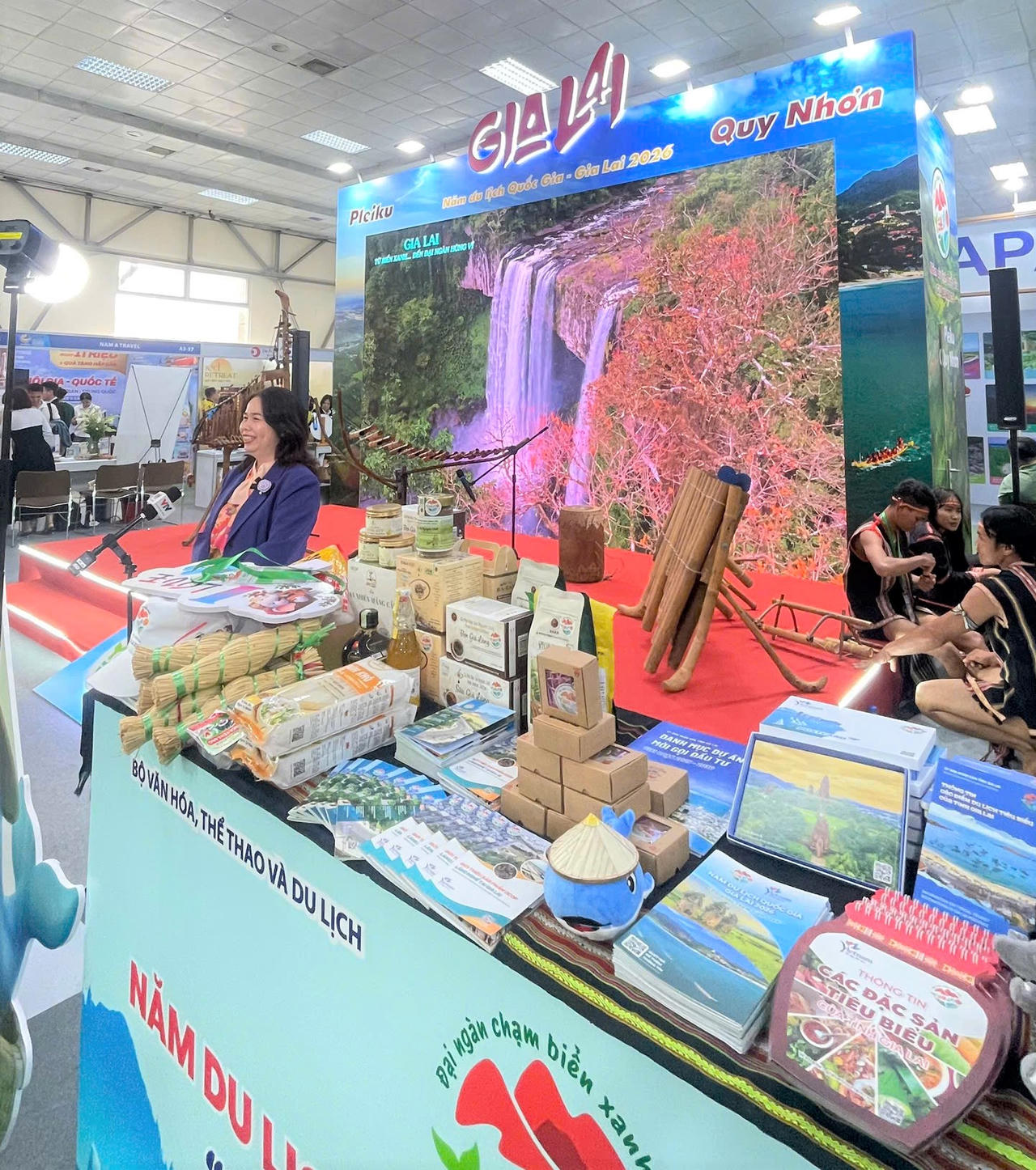 Gian hàng của tỉnh Gia Lai có sự kết hợp của sân khấu biểu diễn nghệ thuật truyền thống cùng màn hình led hiện đại.