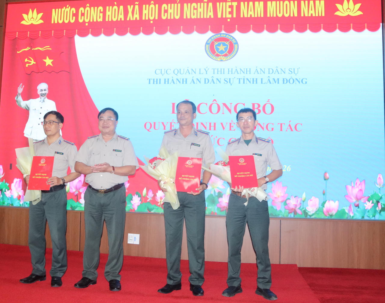 Bí thư Đảng uỷ, Trưởng THADS Lâm Đồng Đặng Đình Quyền trao quyết định bổ nhiệm cho các cán bộ.