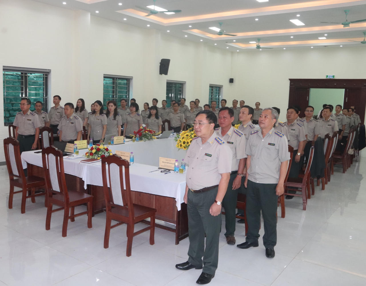 Hội nghị thực hiện nghi lễ chào cờ.