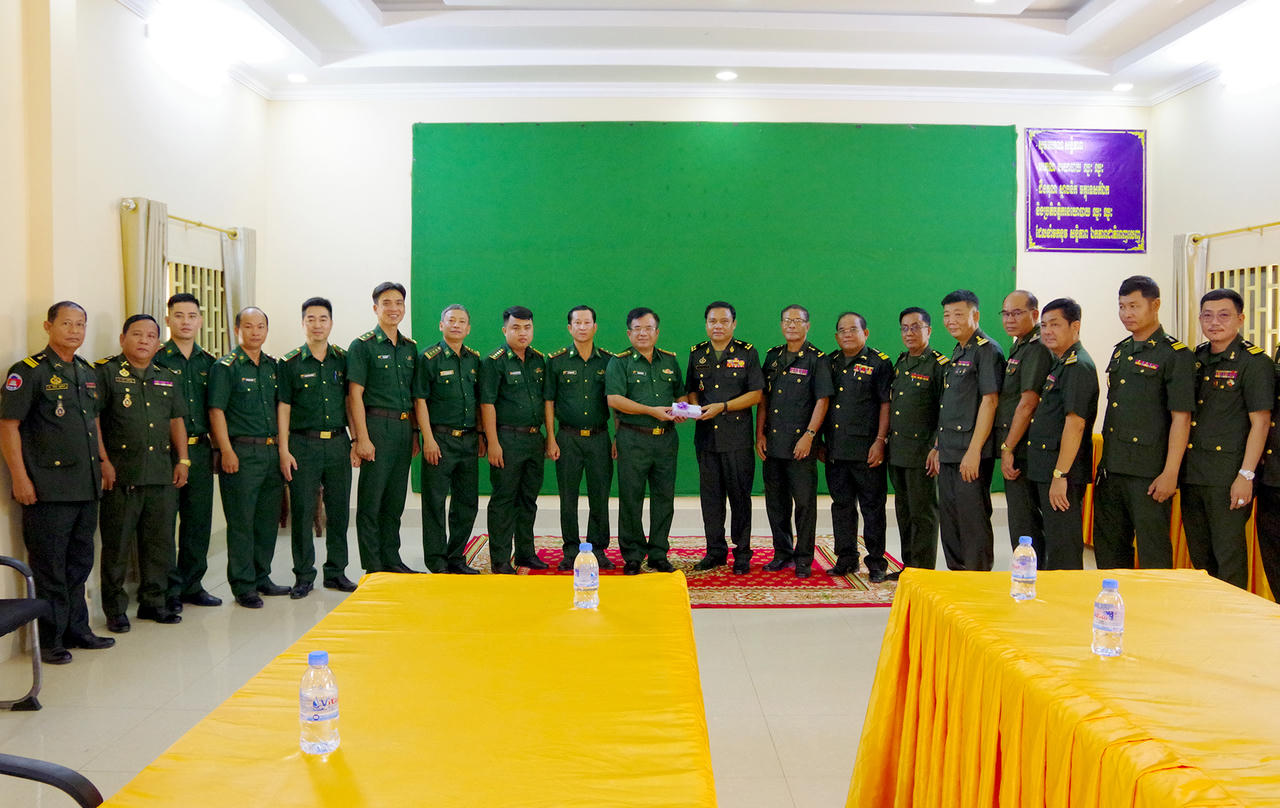 Đoàn công tác BĐBP tỉnh Tây Ninh tặng quà, chúc tết Tiểu khu Quân sự tỉnh Tboung Khmum