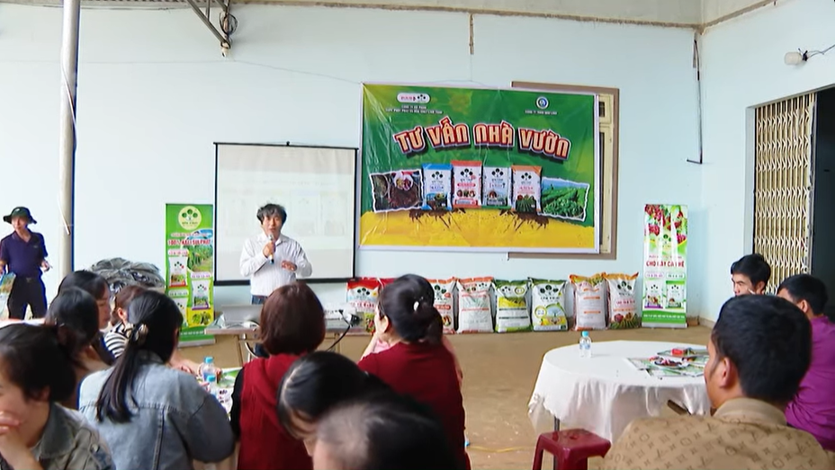 Công ty Cổ phần Supe Phốt phát và Hóa chất Lâm Thao triển khai các chương trình tư vấn tháo gỡ khó khăn, tối ưu quy trình bón phân trong mùa mưa. Ảnh: Supe Lâm Thao