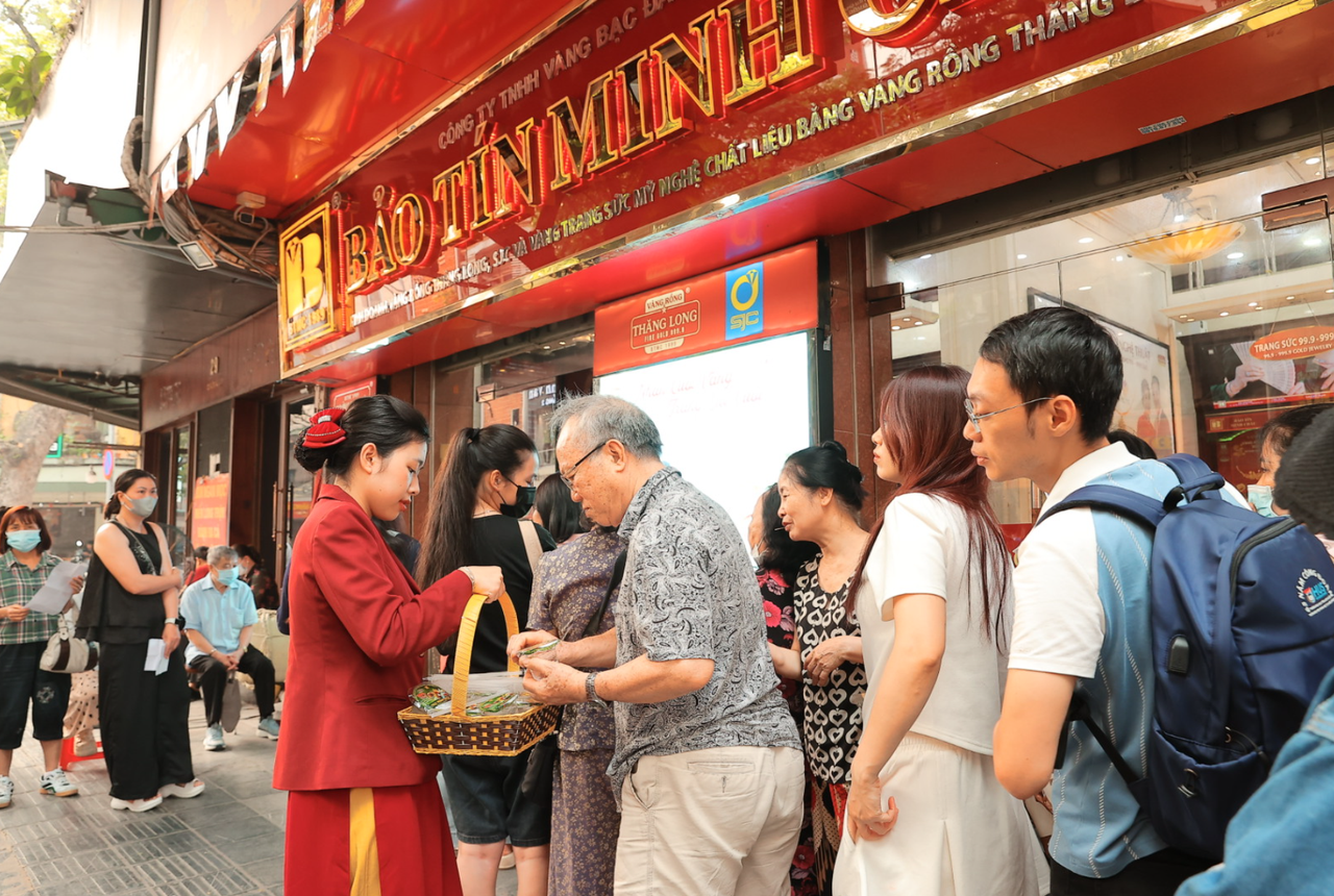Hoạt động giao dịch mua bán vàng tại Bảo Tín Minh Châu diễn ra ổn định, bình thường