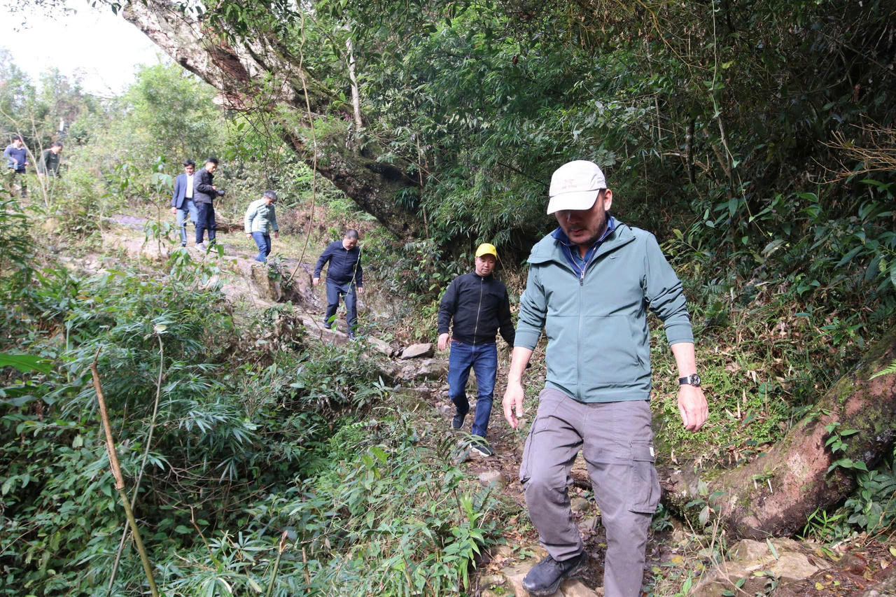 Phó Chủ tịch UBND tỉnh Lạng Sơn Đoàn Thanh Sơn cùng chuyên gia của Sun Group khảo sát thực địa tại khu du lịch Mẫu Sơn.