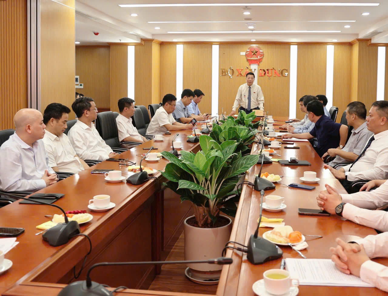 Bí thư Đảng ủy, Bộ trưởng Bộ Xây dựng Trần Hồng Minh phát biểu chỉ đạo, giao nhiệm vụ tại Hội nghị