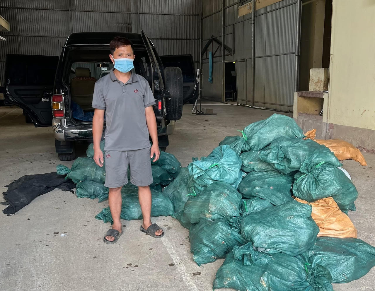 Người điều khiển phương tiện là Phan Văn C (sinh năm 1990, trú tại địa phương) và số chân giò đông lạnh không có nguồn gốc hợp pháp bị BĐBP Cao Bằng bắt giữ. (Ảnh: BPCB)