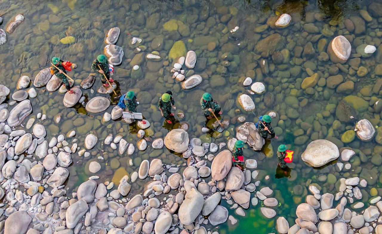 Bộ đội vượt suối, băng rừng… đưa các anh về với đất mẹ.