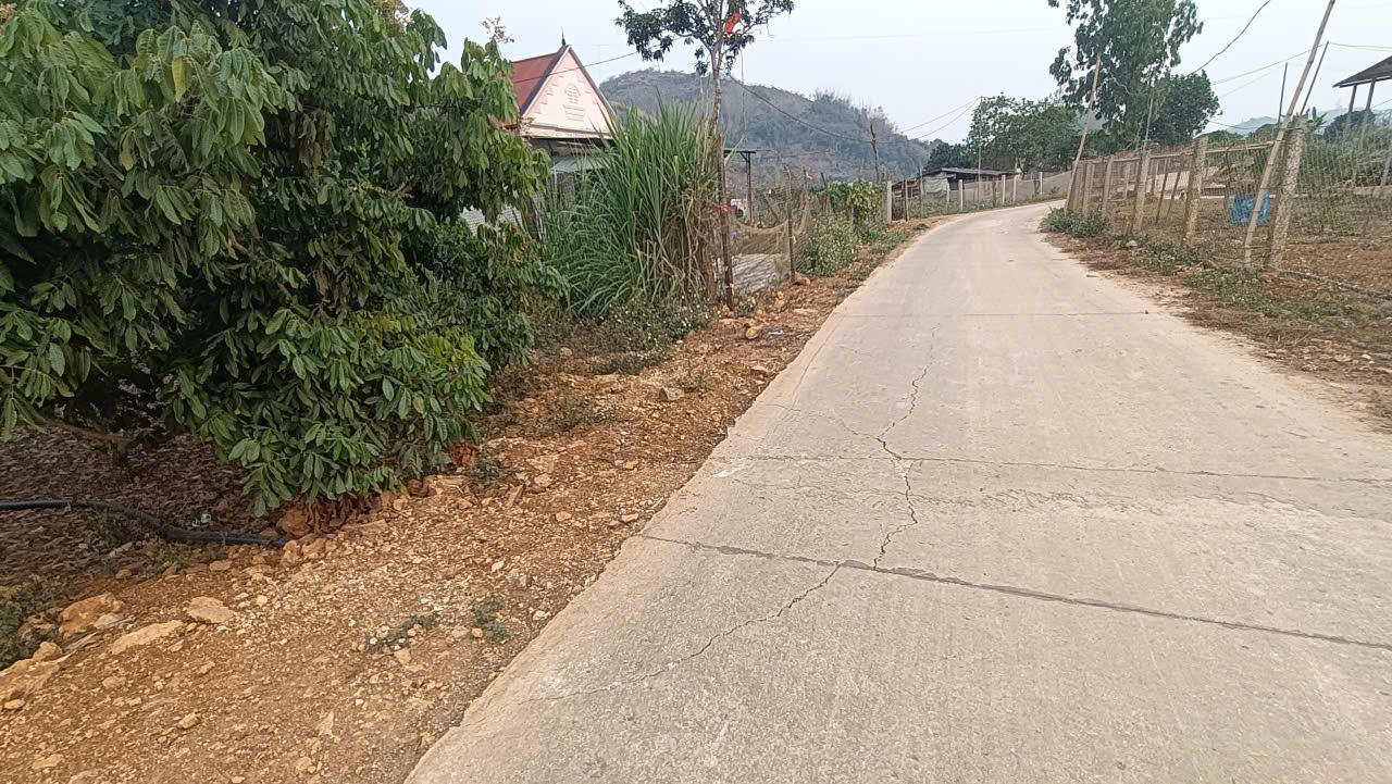 Tuyến đường sử dụng ngân sách nhà nước nhưng mới thi công đã xuất hiện tình trạng nứt vỡ.