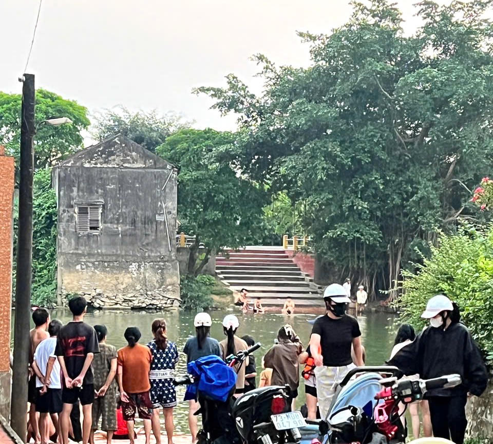Trong thời tiết nắng nóng, nhiều học sinh tụ tập tắm tại các sông, hồ, tiềm ẩn nguy cơ mất an toàn. Thực tế cho thấy, chỉ một phút chủ quan cũng có thể dẫn đến hậu quả thương tâm.