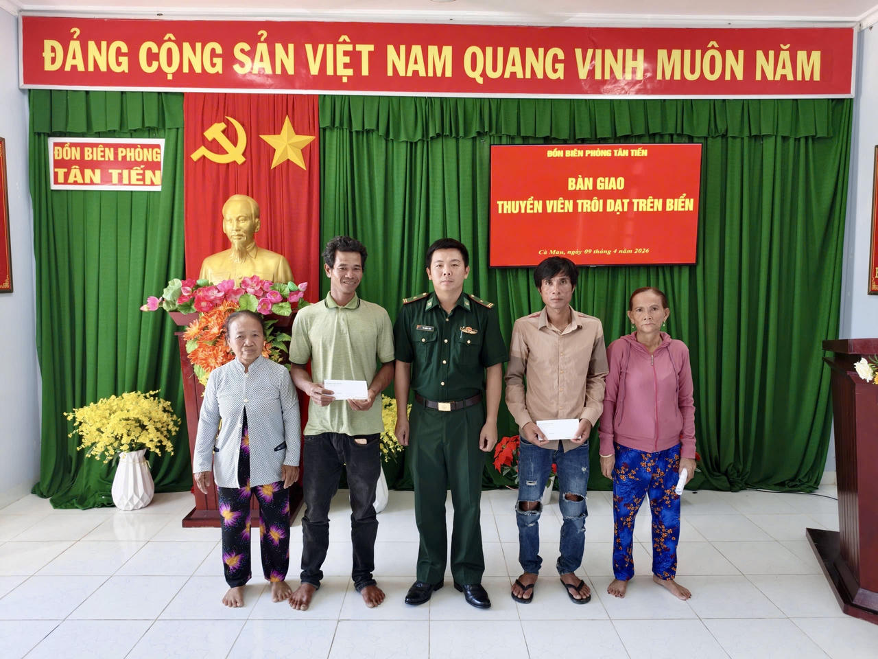 Đồn Biên phòng Tân Tiến trao quà cho 2 thuyền viên trước khi trở về gia đình. Ảnh: Thiên Bảo