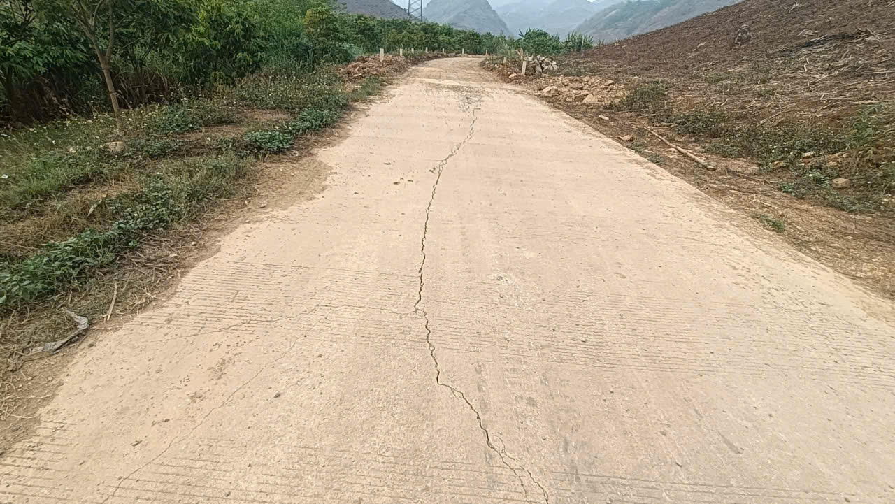 Mặt đường bê tông xuất hiện&nbsp;nhiều vết nứt dài dọc theo tuyến.